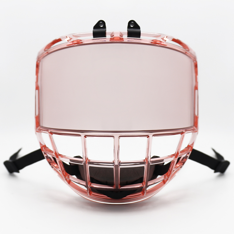 Joueur de hockey sur glace portant un casque de protection avec une cage